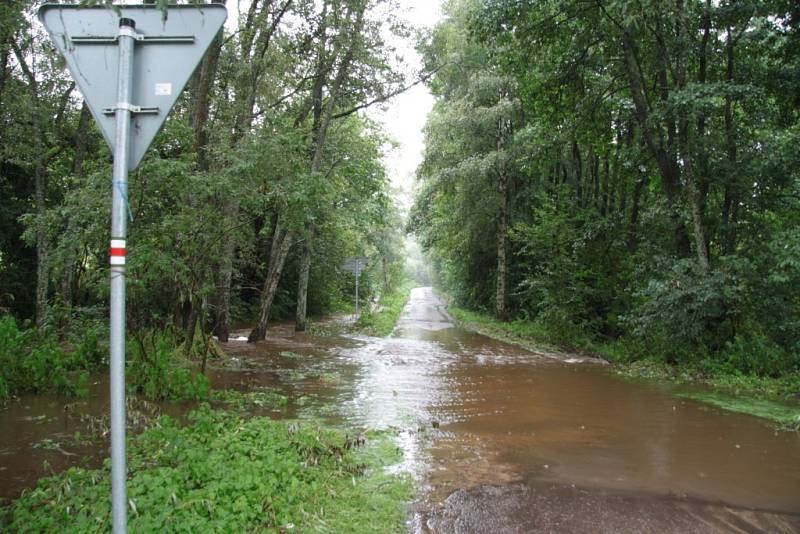 Zlatý potok je venku z břehů, Záhořský potok navíc zaplavil i místní účelovou komunikaci a turistickou trasu pod Záhořím.