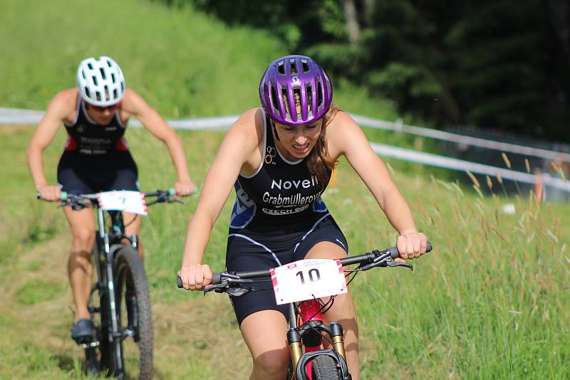 Triatlonistky připravily při Short tracku fanouškům skvělou podívanou.