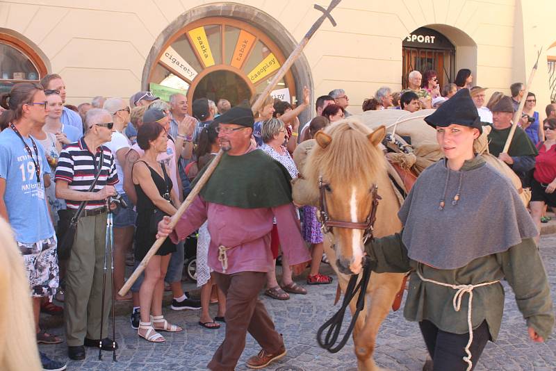 Kočár tažený koňmi přivezl na Velké náměstí Leonu Machálkovou. V průvodu se představili všichni účinkující.