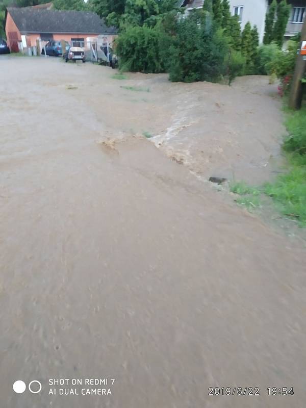 V Chlumanech zalila několik domů voda z rozvodněného potoka a rybníka.