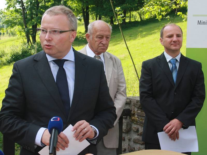 Ministr životního prostředí Tomáš Chalupa (vlevo) poděkoval dosavadnímu řediteli Národního parku Šumava Janu Stráskému (uprostřed) za dobře zvládnutou misi na Šumavě a do čela parku jmenoval od 1. července Jiřího Mánka (vpravo).