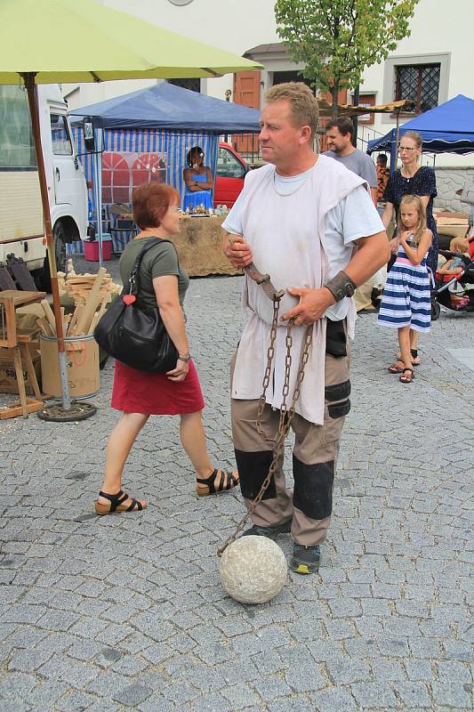 Volarské slavnosti dřeva přilákaly do šumavského městečka stovky lidí. Všichni ochutnávali dobroty, poslouchali muziku a pozorovali zručné řemeslníky při práci.