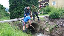 Tři domy, ve kterých počítají majitelé škody,  vytopené sklepy, podmáčené trávníky a nepořádek. To všechno za sebou nechala voda, která protekla obcí Chlumany na Prachaticku v sobotu 22. června.