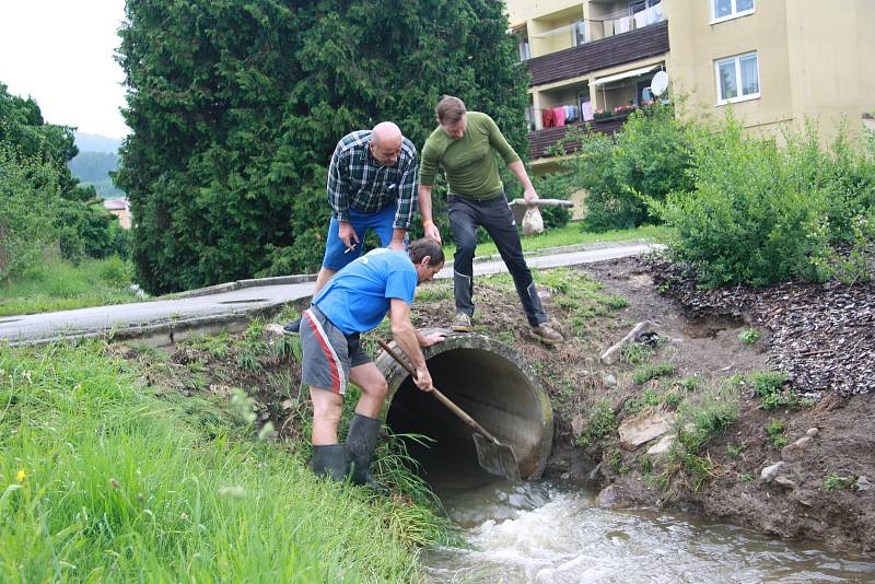 Tři domy, ve kterých počítají majitelé škody,  vytopené sklepy, podmáčené trávníky a nepořádek. To všechno za sebou nechala voda, která protekla obcí Chlumany na Prachaticku v sobotu 22. června.