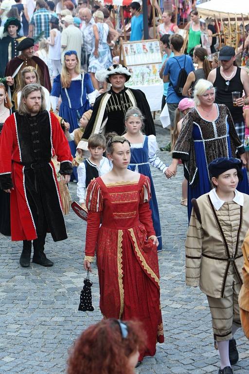 Slavnosti Zlaté stezky v Prachaticích zahájil v pátek v 17 hodin slavnostní průvod a historická ceremonie věnovaná zasedání městské rady nad návrhem nové prachatické kašny.