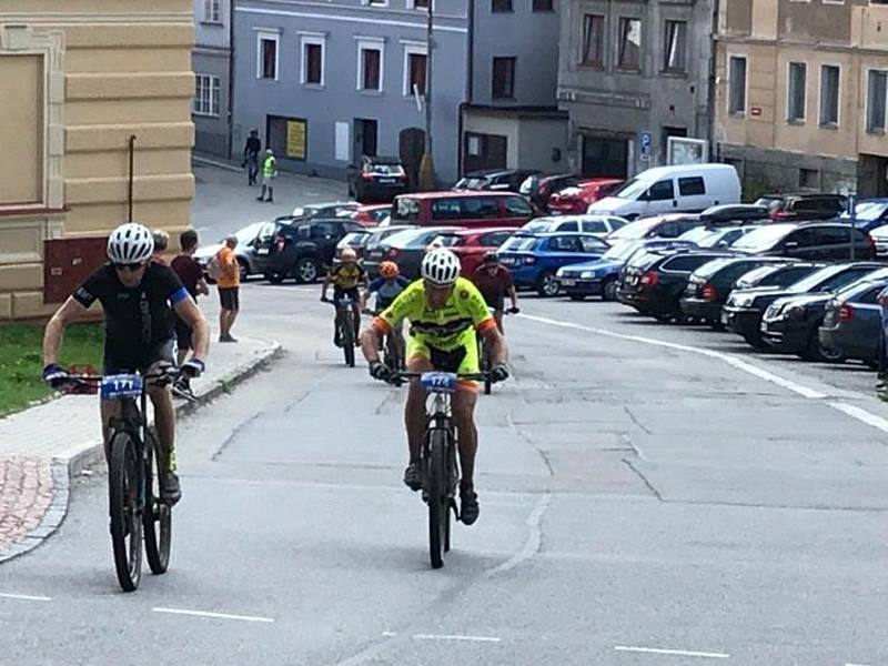 Šumavský MTB maraton projížděl i ulicemi Vimperka.