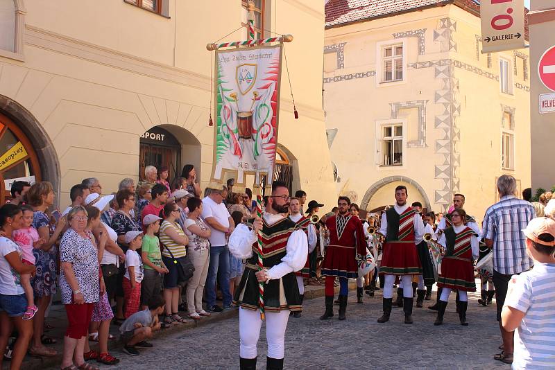 Kočár tažený koňmi přivezl na Velké náměstí Leonu Machálkovou. V průvodu se představili všichni účinkující.