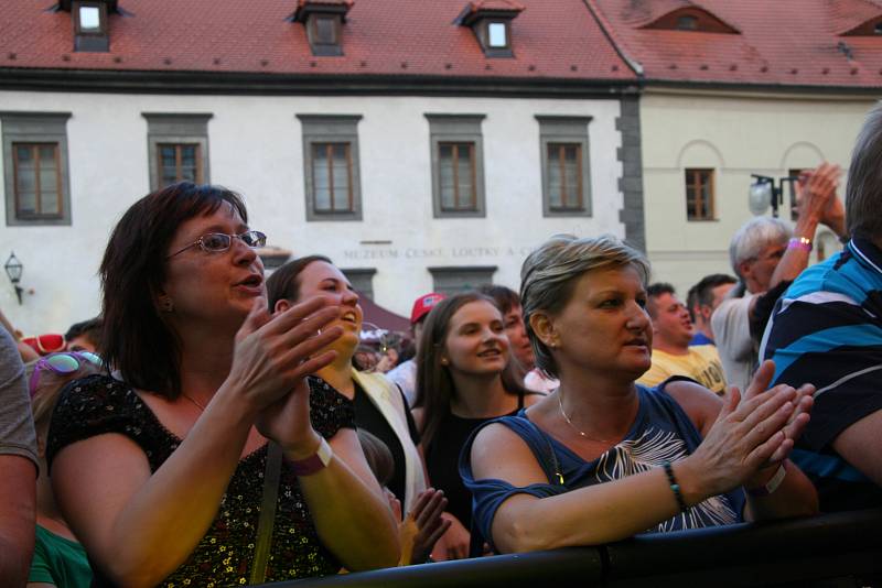 Kapela Turbo roztančila v pátek prachatické náměstí. V samotném srdci města se představila při Slavnostech solné Zlaté stezky.