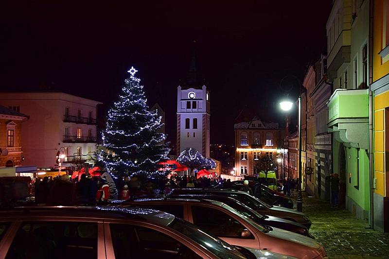 Vimperští prošli zvonkovým průvodem a rozsvítili nový vánoční strom.