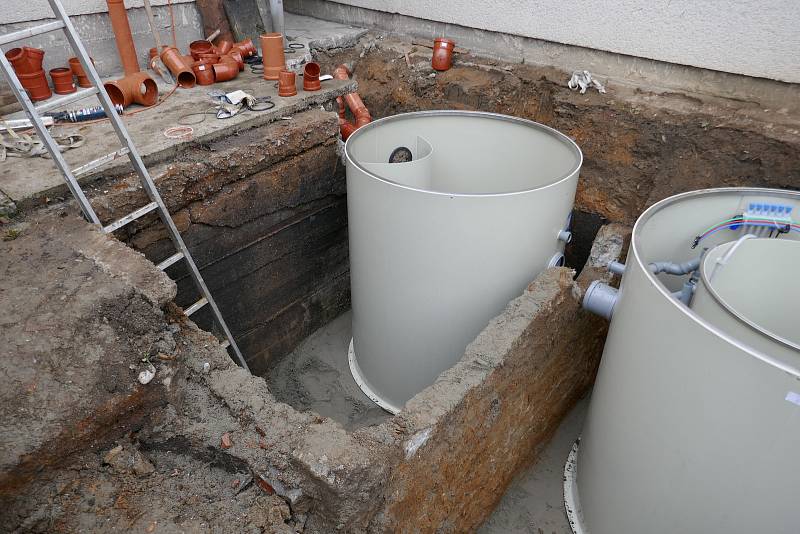 Místo jedné centrální čistírny odpadních vod postavili v Bělči 36 čističek u jednotlivých rodinných domků. (Foto: Stanislav Šmejkal)