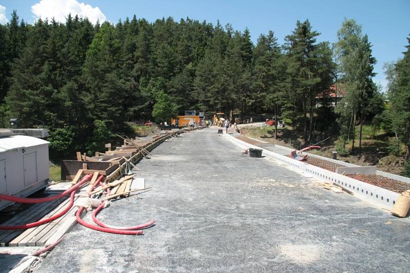 Rekonstrukce koruny hráze Husinecké přehrady se minimálně o tři týdny posune. 