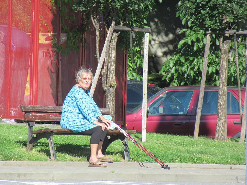 V Prachaticích od rána místní rozhlas hlásí opatření, která by lidé měli dodržovat. Roušky nasazuje asi polovina lidí především při nakupování. Izolovaní cizinci jsou vidět u ubytovny, když chodí kouřit ven.