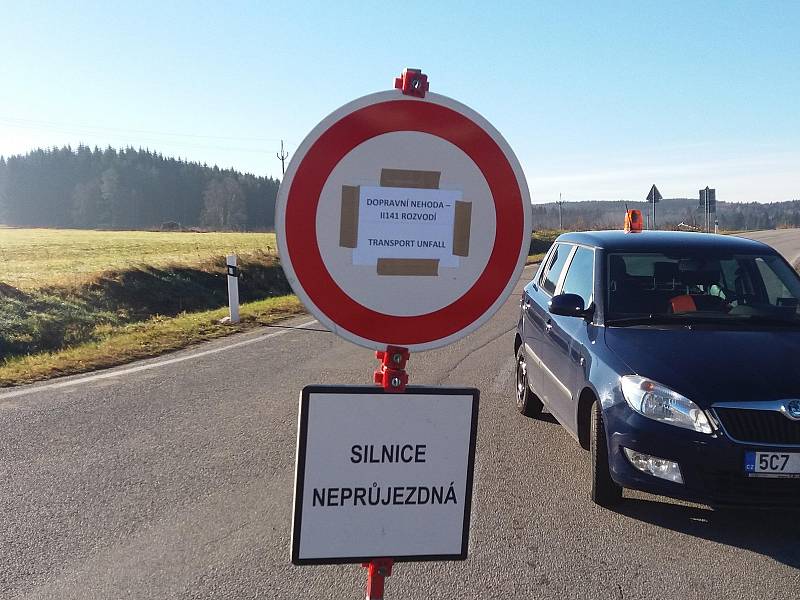 Silnice ve směru Blažejovice - Volary je vinou nehody uzavřena.