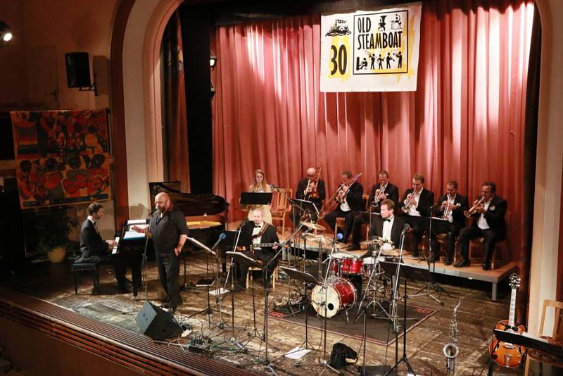 Kapela Old Steamboat Jazz Band oslavila v sobotu 10. listopadu 30 let své hudební činnosti.