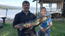 Candáta (75 centimetrů) vytáhl Libor Mareš (na snímku se synem Tomášem - 10 let) z vod lipenského jezera v sobotu 8. července ve 4 hodiny ráno.