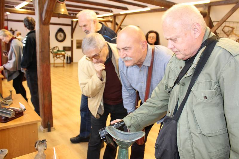 V prostorách Městského úřadu v Husinci je k vidění výstava, která provádí životem génia. Otevřeli ji samotní herci Divadla Járy Cimrmana.