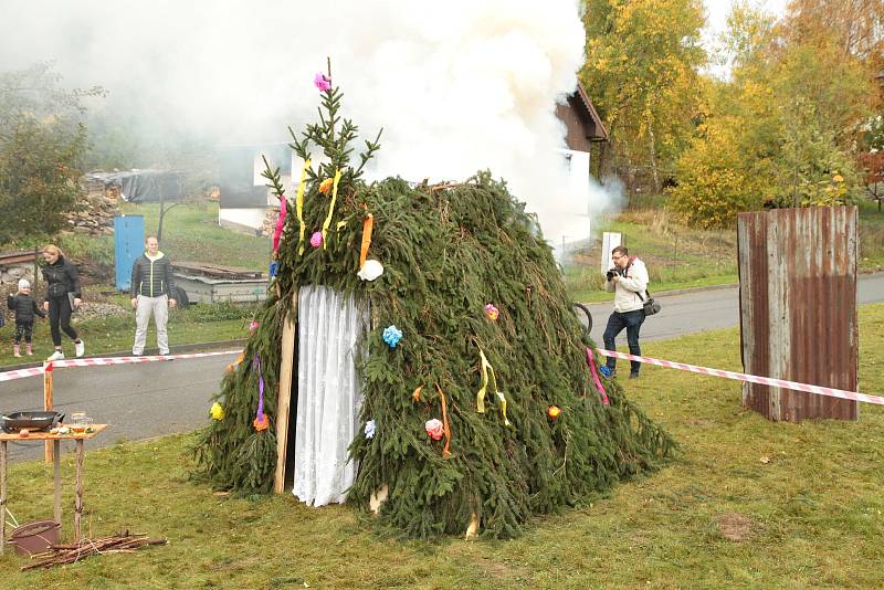 Nevšední staročeskou konopickou si v sobotu užili ve Svaté Maří na Prachaticku. Ženy nemohly, a tak zaskočili muži.