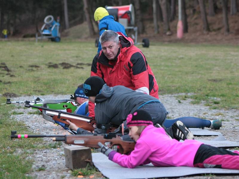 Částečné zázemí našli vimperští biatlonisté stejně jako běžci na Vodníku. Chybí ale to pro biatlon podstatné, a to je střelnice. Na Vodníku se dá střílet zatím pouze ze vzduchovek, s malorážkami musejí vimperští závodníci trénovat jinde.