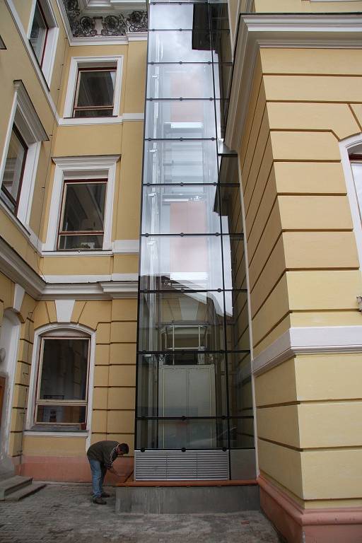 Historická budova Gymnázia v Prachaticích je od úterý plně bezbariérová. Nový výtah vyveze vozíčkáře i méně pohyblivé osoby z vestibulu až do druhého patra.