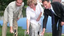 O poklepání na základní kámen budoucího veřejného koupaliště Hulák se 31. července 2006 postarali (zleva) Jan Bauer, tehdejší starosta Prachatic, Hana Rabenhauptová, tehdejší míystostarostka a zástupce dodavatele společnosti mane Holding Roman Malát.