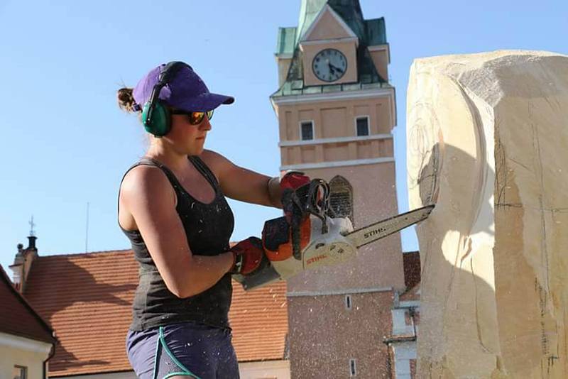 Lavička, zvonička a další výtvory vznikají pod rukama dřevosochařů ve Lhenicích.