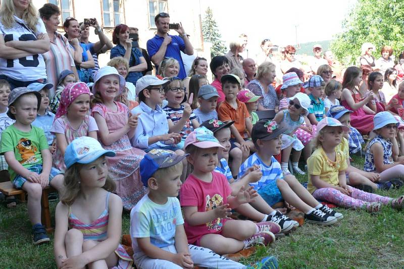 Budoucí školáci se loučili s mateřskou školou v Zahradní ulici.