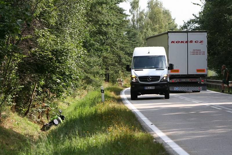 Dopravní nehoda motocyklu na silnici mezi Vitějovicemi a Žernovicemi.