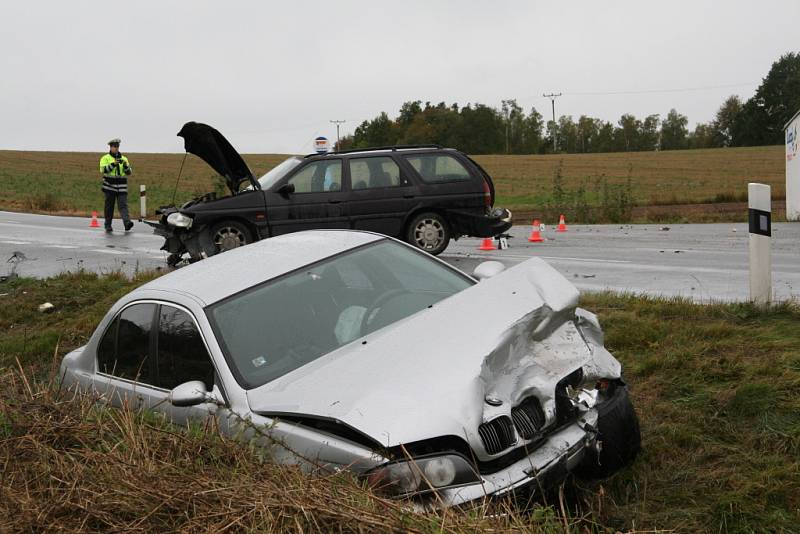 Řidič fordu dával přednost protijedoucímu BMW, když do něj narazila žena ve fiatu.