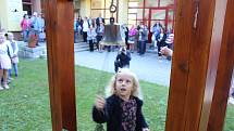 Prvňáčci ve Vodňance dostali každý svůj zvoneček a společně s třídní učitelkou Olgou Michálkouvou si první den ve škole zazvonili.