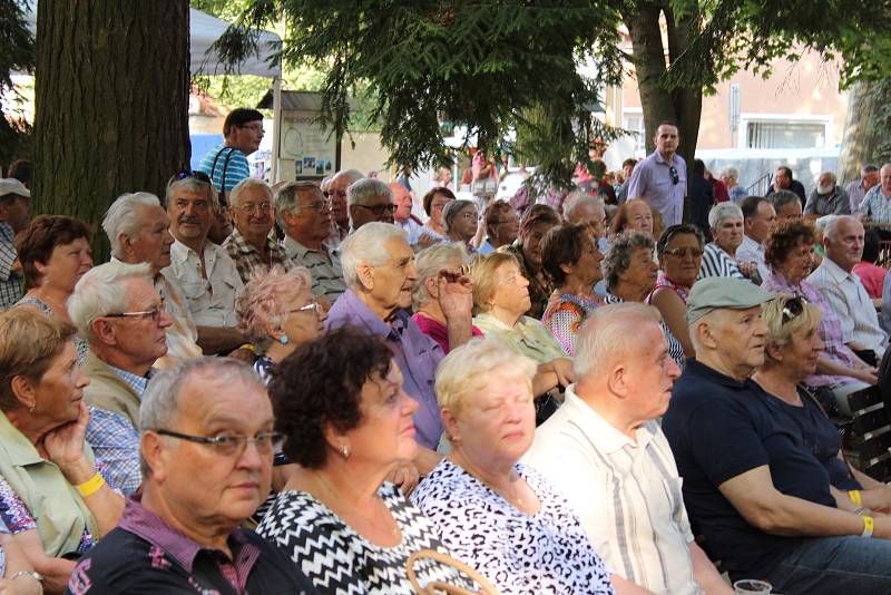 Dechovka vyhrává od pátečního večera ve Štěpánčině parku.