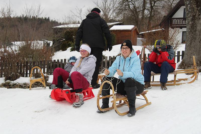 Sjezdovka na Fefrách byla v sobotu 23. ledna odpoledne plná sáňkařů či snowboardistů.