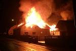 Obytný dům v Houžné u Lenory noci zachvátil požár. Ve 2.20 hodin ráno oheň zachytil Petr Kůs.