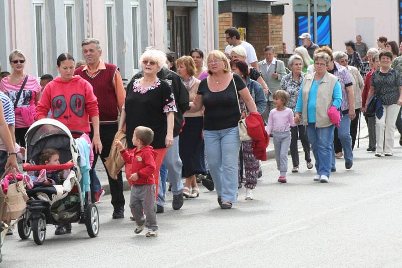 Volary zažily v sobotu 13. srpna Staročeskou Konopickou. Pazderník a Konopička svému osudu neunikli a všichni se pak večer společně pobavili na lidové veselici.