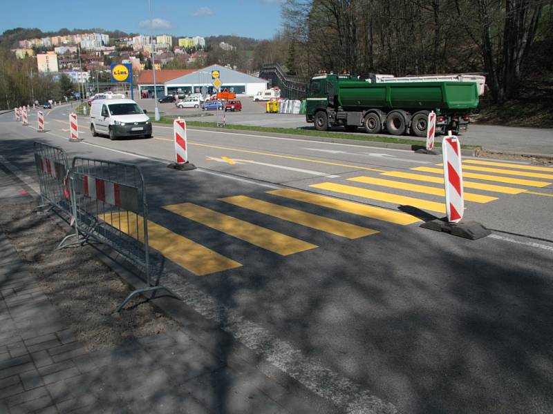 Stavba omezí i pohyb chodců. Ti budou muset cestou na vlak nebo od vlakového nádraží využít provizorní přechod k parkovišti U Lidlu a až následně přejít přes Sklářskou ulici. Ve směru od penny marketu bude nutné využít podchod a lávku.