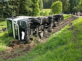 Kamion, který havaroval u Horní Vltavice v pondělí 13. července. Vinou jeho vyprošťování bude silnice zhruba do devíti hodin uzavřená.