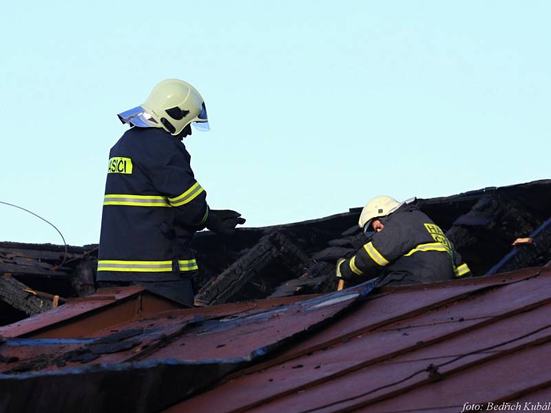 Sbory dobrovolných hasičů Čkyně, Vacov, Vlachovo Březí a profesionální jednotky z Vimperka a Prachatic zasahovaly ve středu při požáru bytu v areálu firmy Lignointerier ve Čkyni.