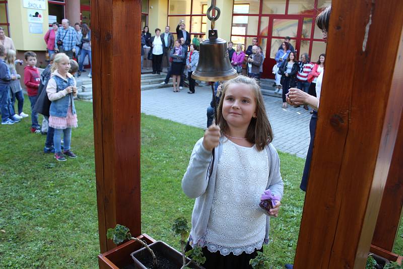 Prvňáčci ve Vodňance dostali každý svůj zvoneček a společně s třídní učitelkou Olgou Michálkouvou si první den ve škole zazvonili.