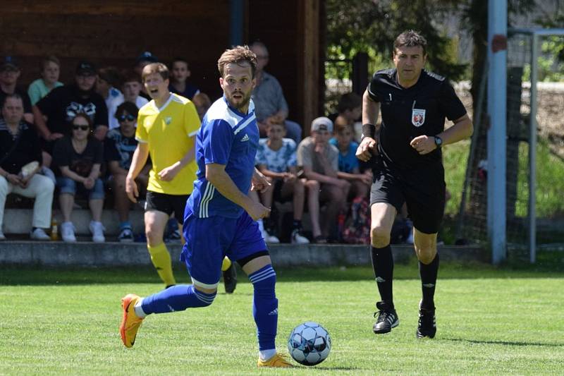 Fotbalisté Čkyně (na snímku z duelu s Vimperkem v modrém) porazili v pohárovém duelu Chýnov 3:2.