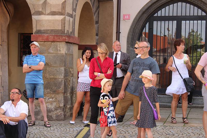 Soumaři z něneckého Grainetu přivezli čerstvou sůl. Tu předali na pódiu rychtáři, jenž ještě smlouval o ceně.