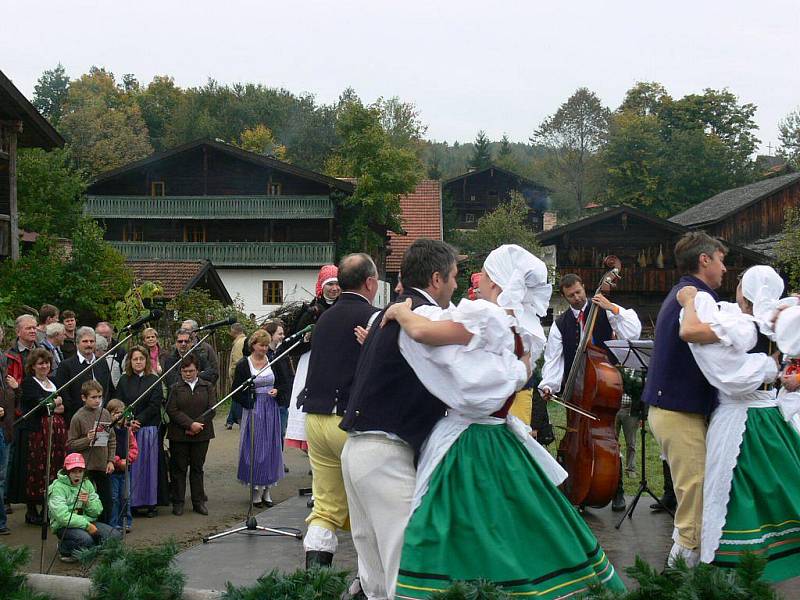 Tittlingu vládl folklor.