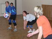 Čtyři ženská volejbalová družstva bojovala ve Zdíkově o Mikuláše z perníku.