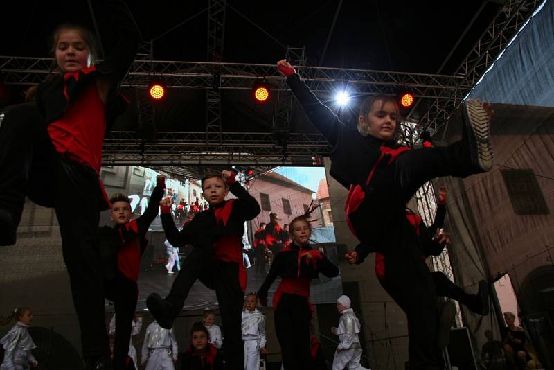 Deset choreografií předvedli na hlavním pódiu při sobotním programu Slavností Zlaté stezky v Prachaticích tanečníci ze studia Crabdance.