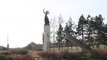 Betonový monument s názvem Pomník míru, který byl na vitějovické křižovatce vybudován v roce 1987. Právě podle sochy mávající ženy je místo nazýváno U Stopařky.