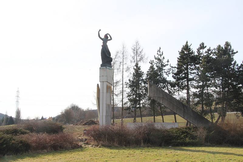 Betonový monument s názvem Pomník míru, který byl na vitějovické křižovatce vybudován v roce 1987. Právě podle sochy mávající ženy je místo nazýváno U Stopařky.