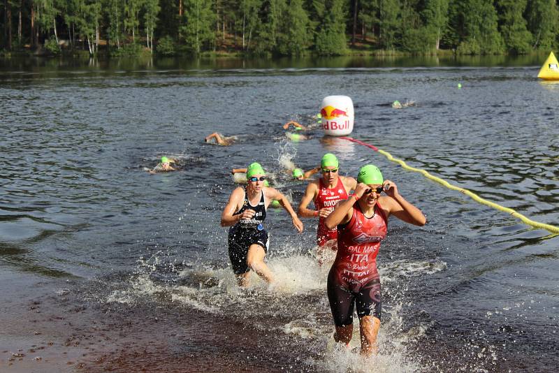 Triatlonistky připravily při Short tracku fanouškům skvělou podívanou.