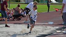 Městský stadion se zaplnil dětmi. Dům dětí a mládeže pro ně připravil atletickou soutěž.