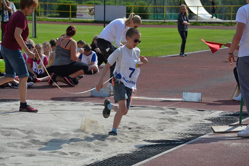 Městský stadion se zaplnil dětmi. Dům dětí a mládeže pro ně připravil atletickou soutěž.