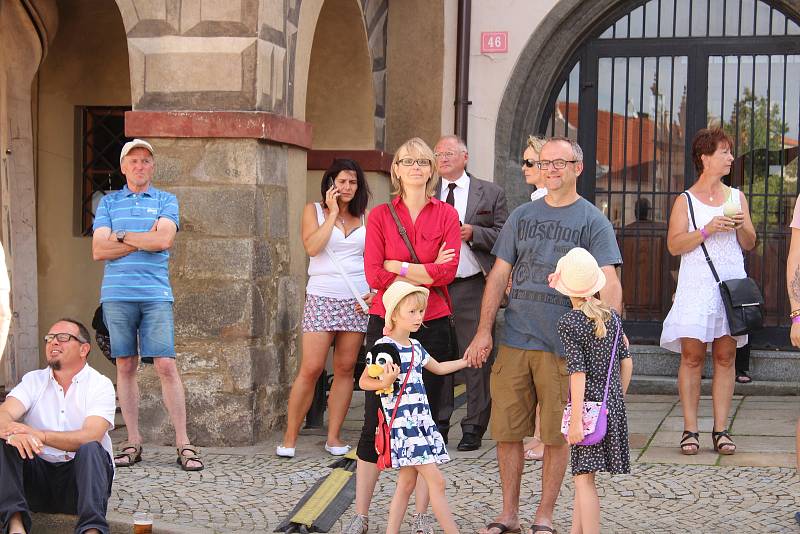 Soumaři z něneckého Grainetu přivezli čerstvou sůl. Tu předali na pódiu rychtáři, jenž ještě smlouval o ceně.