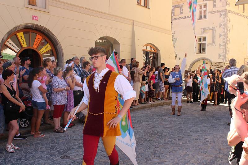 Kočár tažený koňmi přivezl na Velké náměstí Leonu Machálkovou. V průvodu se představili všichni účinkující.