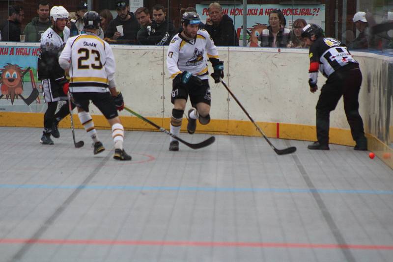 Hokejbalová extraliga: HBC Prachatice - HBC Svítkov Stars Pardubice 3:2 PP (1:1, 0:1, 1:0 - 1:0).